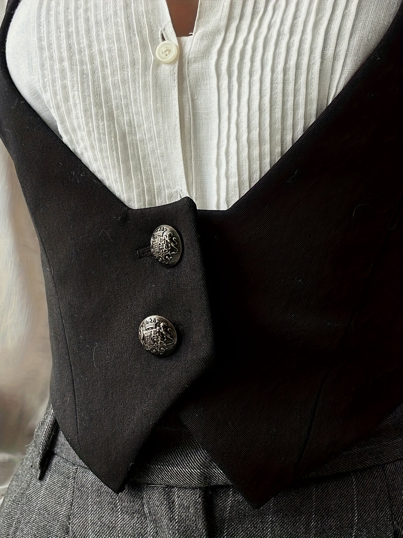 Elegant Women'S Black V-Neck Vest with Pearl Detail - Casual Polyester Sleeveless Jacket, All-Season Wear